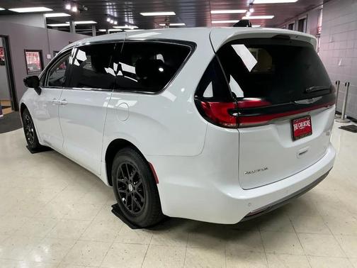 Bright White Clearcoat 2024 Chrysler Pacifica Touring L