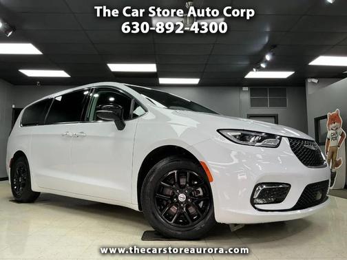 Bright White Clearcoat 2024 Chrysler Pacifica Touring L
