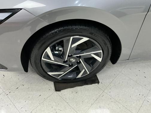 2025 Hyundai ELANTRA HEV Limited