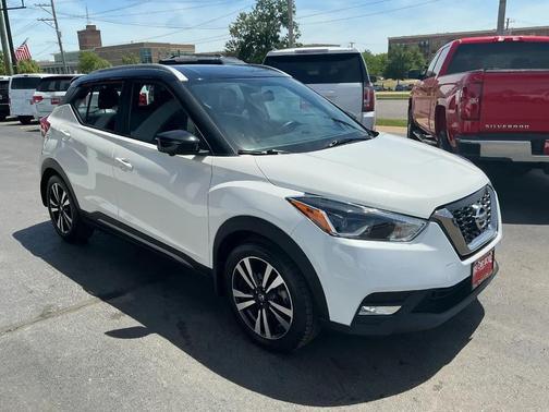 White 2019 Nissan Kicks SR