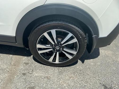 White 2019 Nissan Kicks SR
