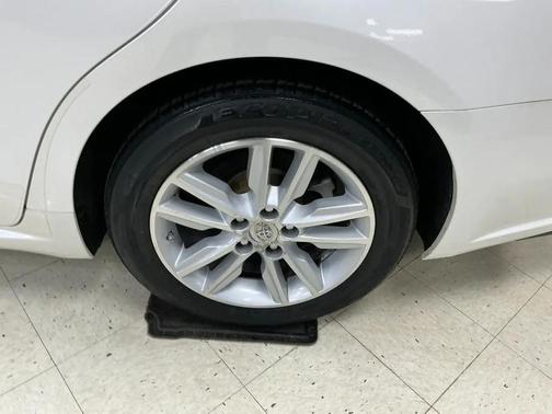 Pearl White 2015 Toyota Avalon XLE Touring