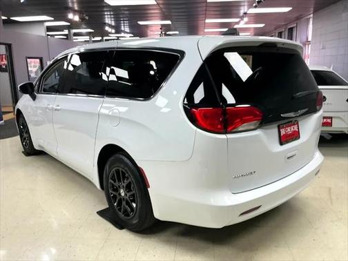2022 Chrysler Voyager LX