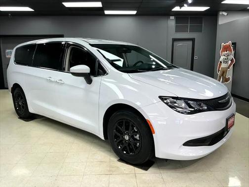 2022 Chrysler Voyager LX
