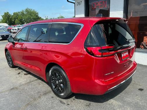 Red Hot Pearlcoat 2025 Chrysler Pacifica L