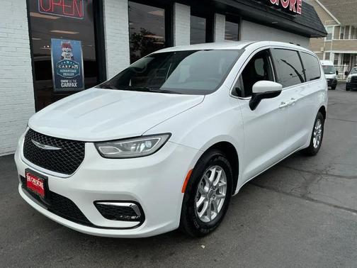 Bright White Clearcoat 2023 Chrysler Pacifica Touring