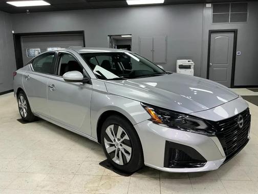 Brilliant Silver Metallic 2023 Nissan Altima S FWD