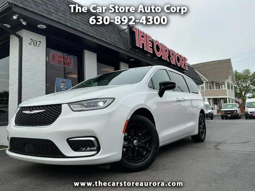 Bright White Clearcoat 2024 Chrysler Pacifica Touring L