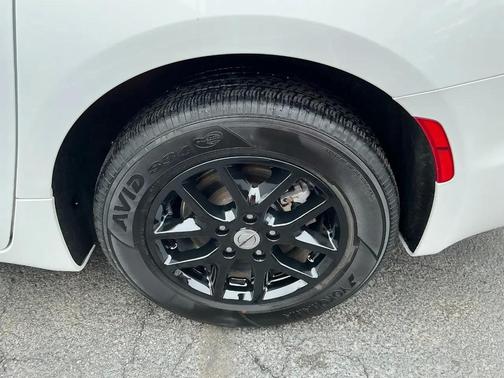 Bright White Clearcoat 2024 Chrysler Pacifica Touring L