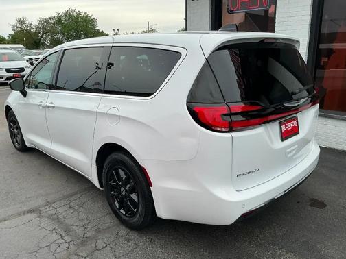 Bright White Clearcoat 2024 Chrysler Pacifica Touring L