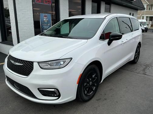 Bright White Clearcoat 2024 Chrysler Pacifica Touring L