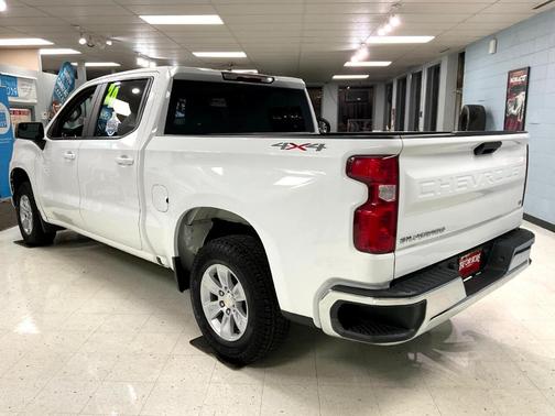 Photo 4 of 32 of 2020 Chevrolet Silverado 1500 LT