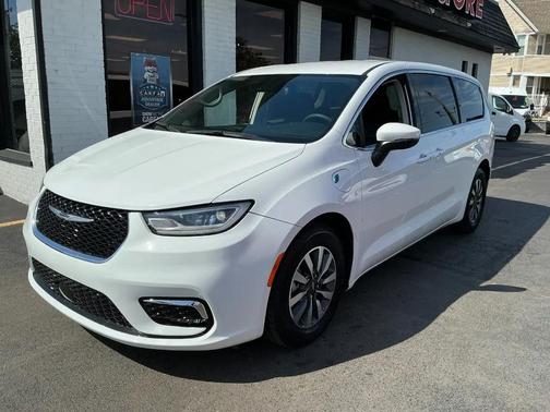 Bright White Clearcoat 2023 Chrysler Pacifica Hybrid Touring L