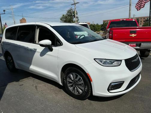 Bright White Clearcoat 2023 Chrysler Pacifica Hybrid Touring L