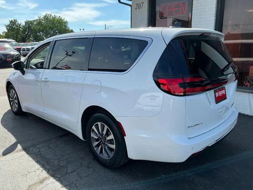 Bright White Clearcoat 2023 Chrysler Pacifica Hybrid Touring L