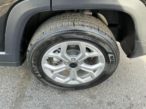 Diamond Black Crystal Pearlcoat 2025 Jeep Compass Latitude