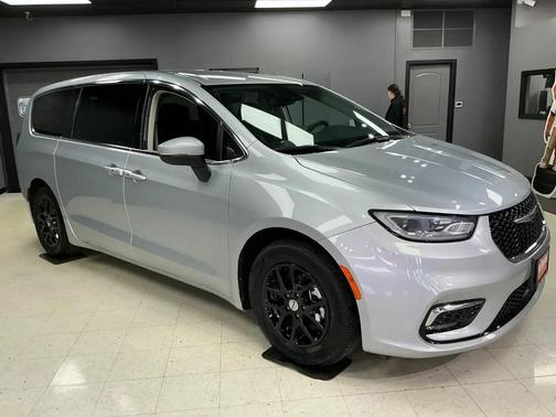 Silver Mist Clearcoat 2023 Chrysler Pacifica Touring L