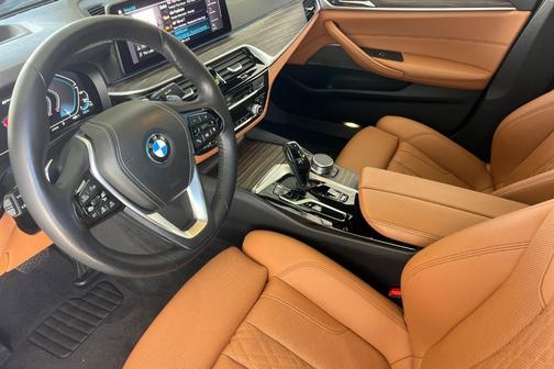 Mineral White Metallic 2023 BMW 530e Base