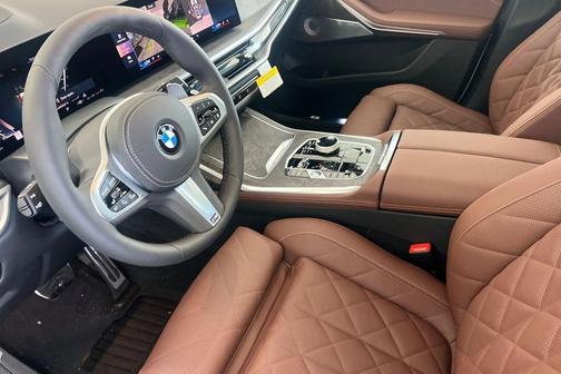 Mineral White Metallic 2027 BMW X7 xDrive40i