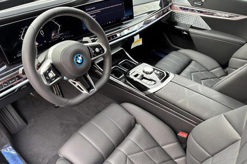2026 BMW 750e i xDrive
