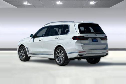 Mineral White Metallic 2027 BMW X7 xDrive40i