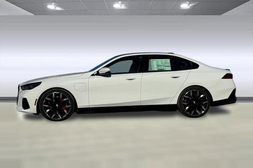 Alpine White 2026 BMW 550e xDrive
