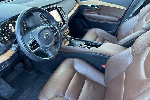 2022 Volvo XC90 T6 Momentum
