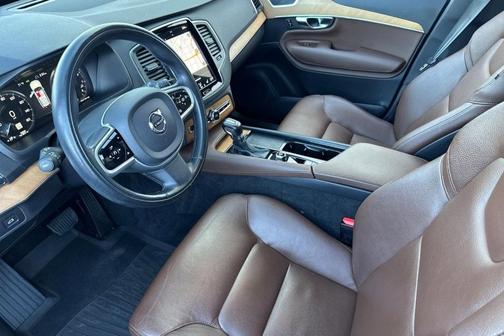 2022 Volvo XC90 T6 Momentum