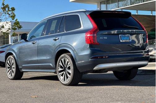 2022 Volvo XC90 T6 Momentum