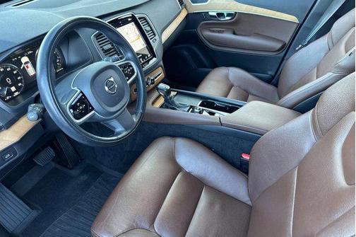 2022 Volvo XC90 T6 Momentum