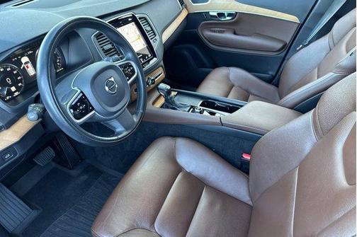 2022 Volvo XC90 T6 Momentum