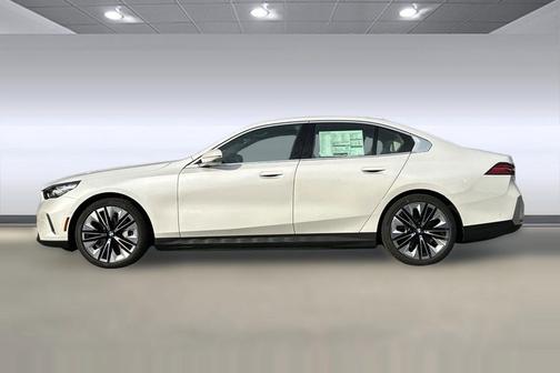 Mineral White Metallic 2026 BMW i5 eDrive40