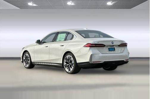 Mineral White Metallic 2026 BMW i5 eDrive40