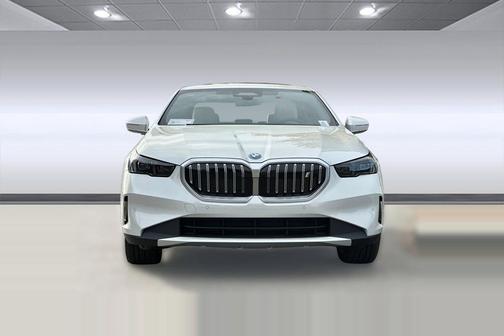 Mineral White Metallic 2026 BMW i5 eDrive40