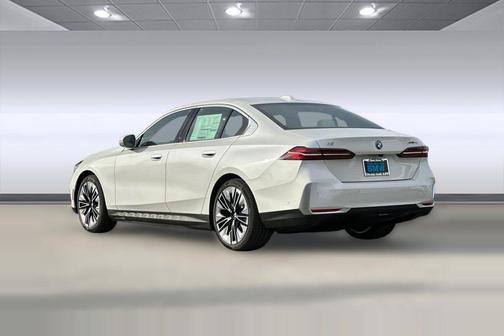 Mineral White Metallic 2026 BMW i5 eDrive40