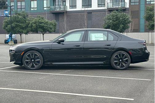 2026 BMW 750e i xDrive