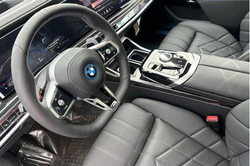 2026 BMW 750e i xDrive