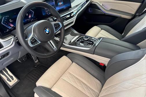 2023 BMW X7 M60i