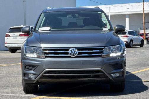 Platinum Gray Metallic 2018 Volkswagen Tiguan 2.0T SEL