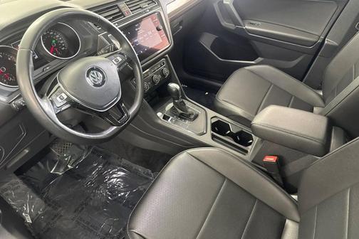 Platinum Gray Metallic 2018 Volkswagen Tiguan 2.0T SEL