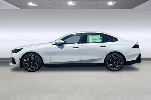 Mineral White Metallic 2026 BMW i5 eDrive40