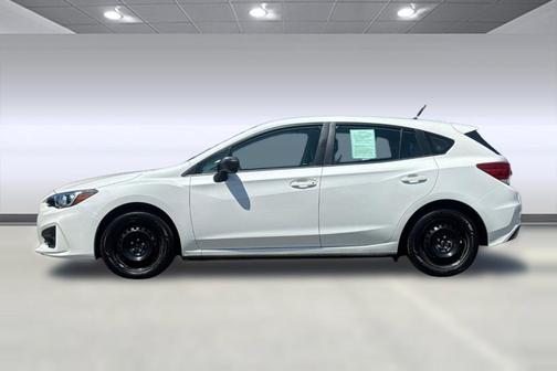 Crystal White Pearl 2019 Subaru Impreza 2.0i