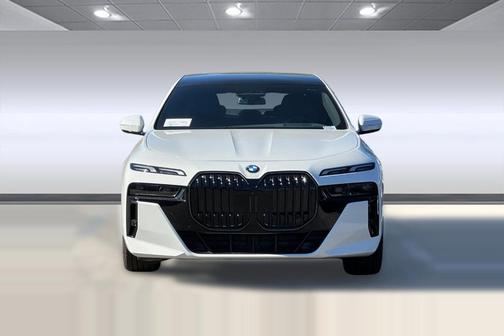 2025 BMW 740 i