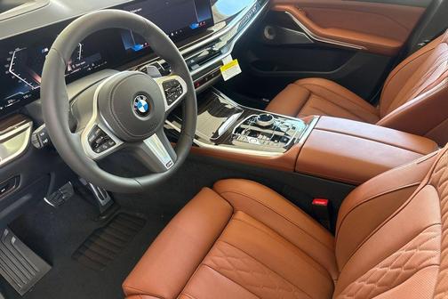 Mineral White Metallic 2027 BMW X7 xDrive40i