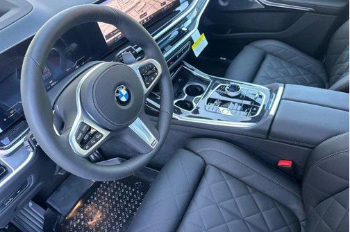 Dravit Grey Metallic 2027 BMW X7 xDrive40i