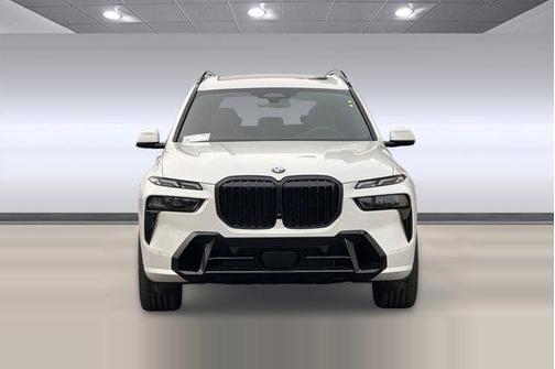 Mineral White Metallic 2026 BMW X7 xDrive40i