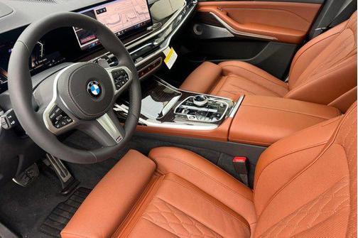 Mineral White Metallic 2026 BMW X7 xDrive40i