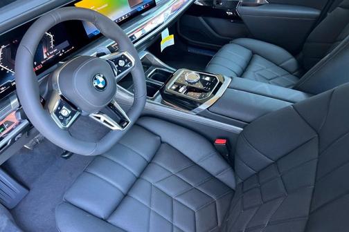2025 BMW 740 i