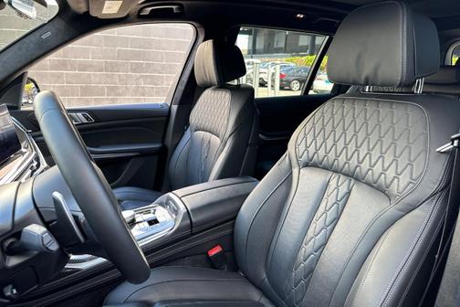 Carbon Black Metallic 2026 BMW X7 M60i