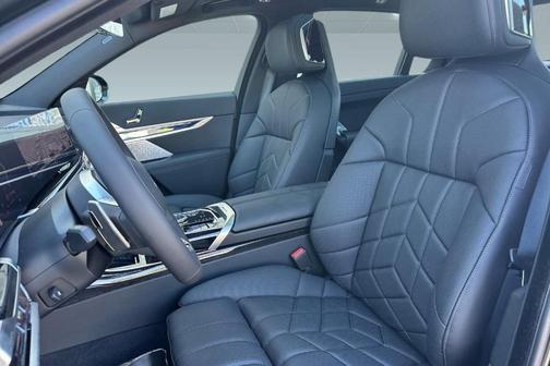 2026 BMW 750e i xDrive